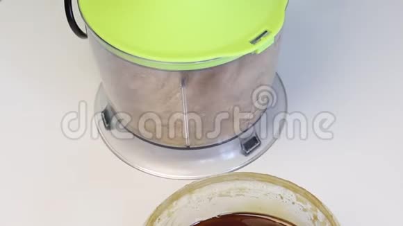 工作搅拌机搅拌机碗里的杏仁被压碎用来填充釉面糖果视频的预览图