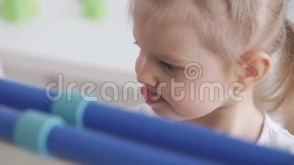 小女孩用粉笔在黑板上画画孩子集中注意力伸出舌头视频的预览图