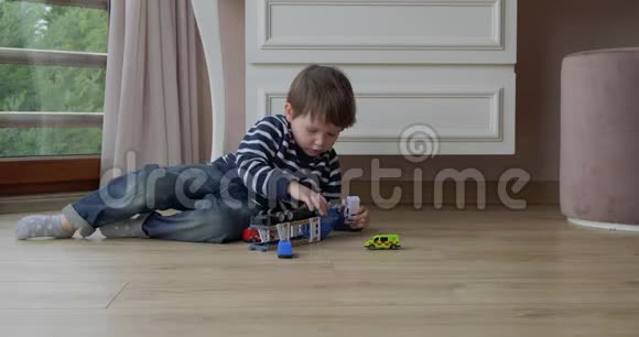 幼儿在家玩汽车视频的预览图