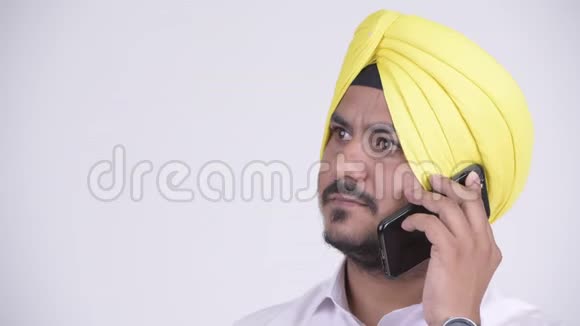 一个满脸胡须的印度锡克族商人在打电话视频的预览图