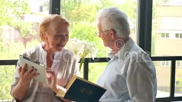 一直在一起快乐可爱的退休夫妇站在对面笑着视频的预览图