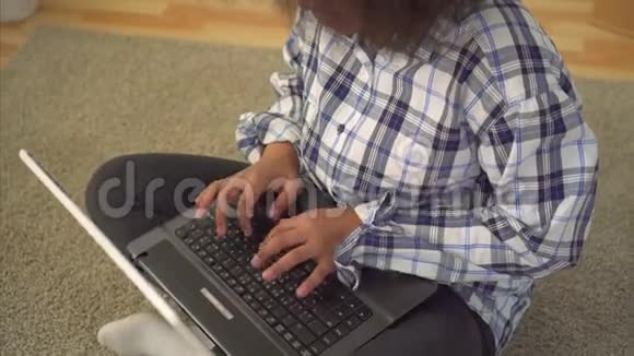 非洲女人有非洲发型坐在地上用笔记本电脑视频的预览图