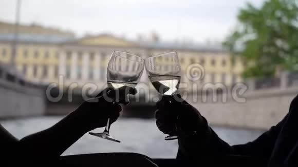 年轻夫妇或朋友在游艇上用香槟碰杯在城市游轮上航行视频的预览图