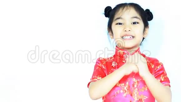 快乐的亚洲小中国孩子问候视频的预览图