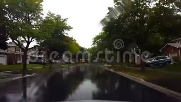 白天在雨中驾驶住宅郊区司机视角POV郊区景观视频的预览图
