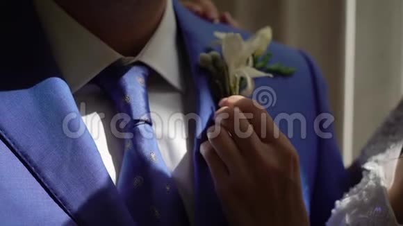 帮助穿上和固定领带的女人婚礼当天穿西装打领带的新郎视频的预览图