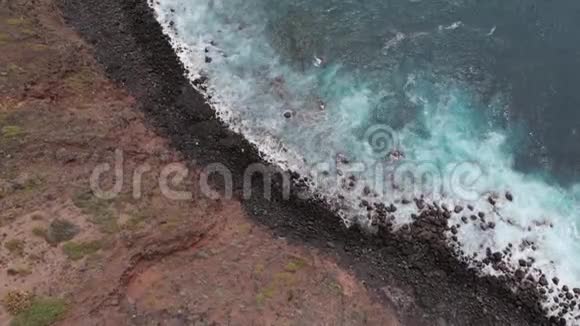 美丽的航空拍摄石海岸巨浪和绿松石水的大西洋在特内里费岛西班牙视频的预览图