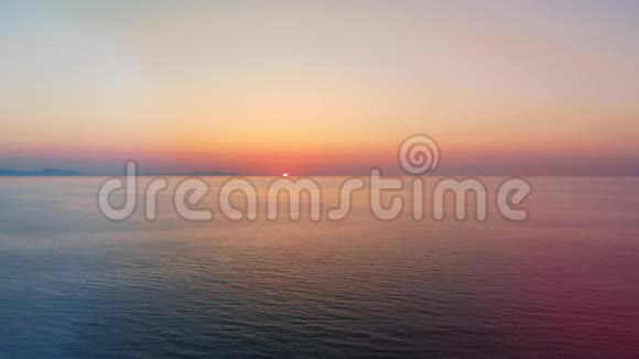 在一个度假胜地的蓝色海面上日落视频的预览图