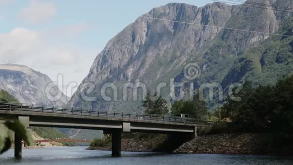电影镜头观到河面的小桥上挪威景观视频的预览图