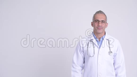 快乐的波斯人医生一边在白色背景下思考视频的预览图
