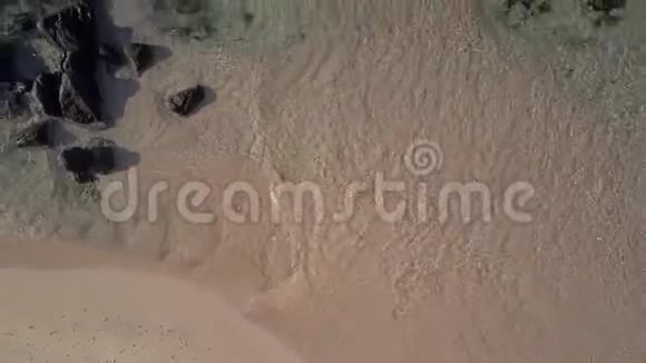 岩石沙底透明海水视频的预览图