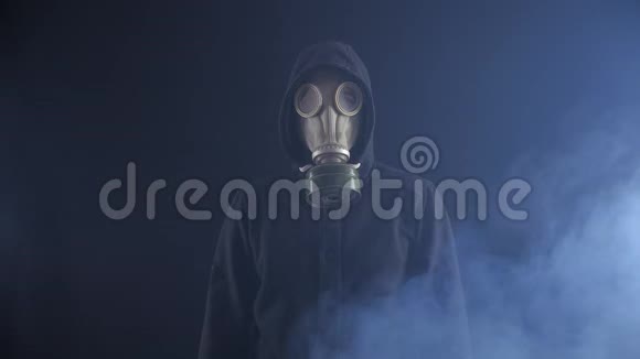 在黑色背景下戴着防毒面具的跟踪者可以防止烟雾视频的预览图