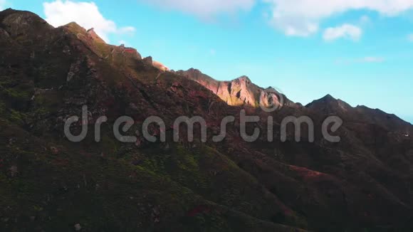 西班牙加那利群岛特内里费日落时阿纳加山脉的空中电影录像视频的预览图