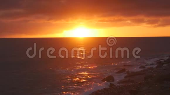 大海上美丽的日落视频的预览图