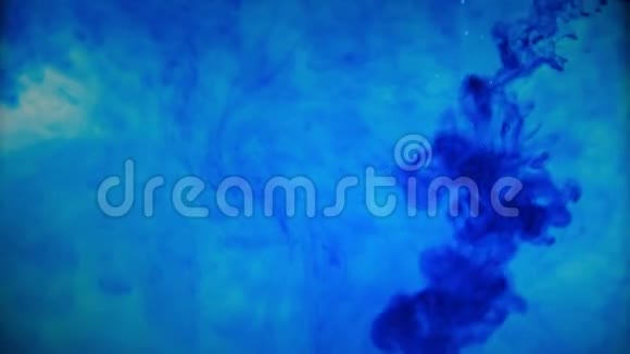 蓝色油漆墨水倒在玻璃上墨水滴落和抽象烟雾爆炸视频的预览图