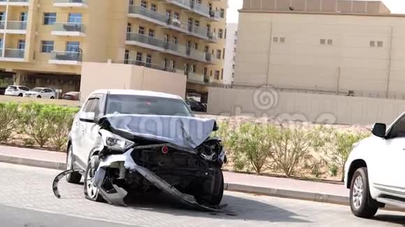 在一场大车祸发生后一辆重型车辆在路边被砸碎视频的预览图