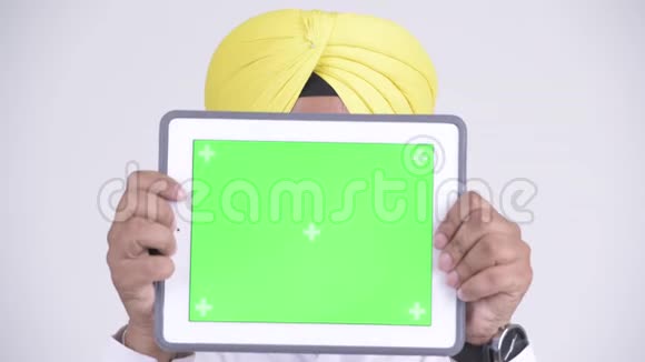 戴着数码平板电脑的印度锡克族商人满脸通红视频的预览图