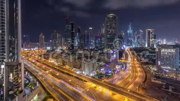 迪拜市区和金融区的鸟瞰图在整个晚上阿拉伯联合酋长国视频的预览图