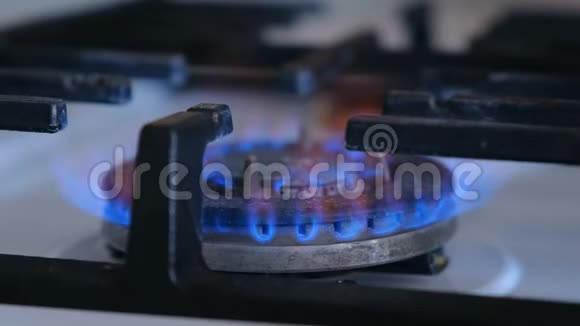 打开灶台煤气灶厨房燃烧器开启特写火焰视频的预览图