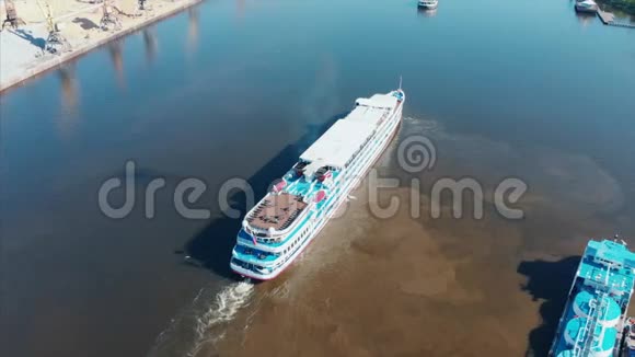 用加油驳船在河上加油一艘河船水上加油河上加油站河上运输视频的预览图