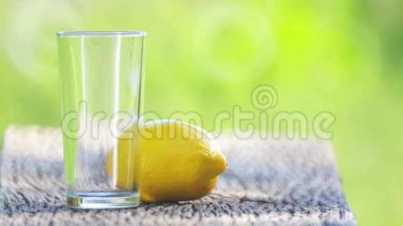 构图桌上花园里的柠檬和柠檬汁视频的预览图