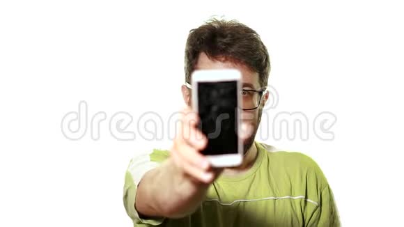 坏掉的小玩意的概念一个满脸胡子的沮丧的男人展示了一个屏幕坏了的智能手机视频的预览图