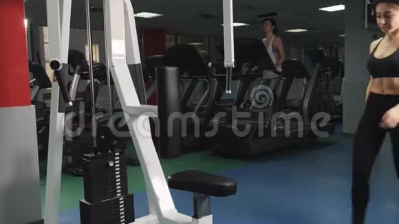 体育运动的女孩在健身房里做动力模拟器上的运动视频的预览图