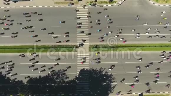 在城市道路的高空有很多骑自行车的人视频的预览图