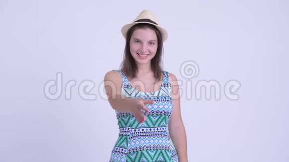 快乐年轻美丽的旅游女郎握手视频的预览图