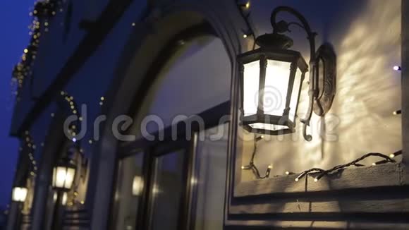 房子墙上的圣诞灯视频的预览图