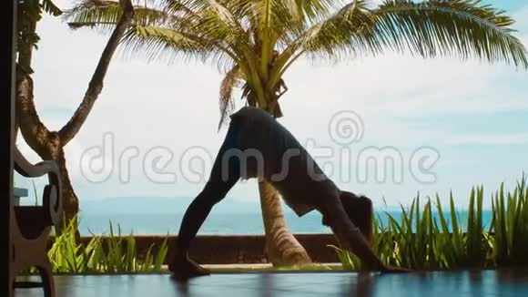 女人的剪影正在海滩上的山和木板位置练习瑜伽美丽的景色自然的声音视频的预览图