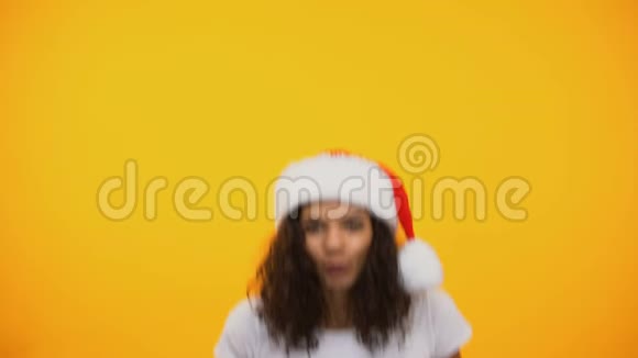 戴着圣诞帽的快乐混血女人跳出来对着镜头微笑打招呼视频的预览图