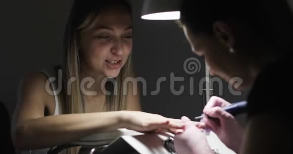 一位有经验的大师为一位成年女性修指甲视频的预览图