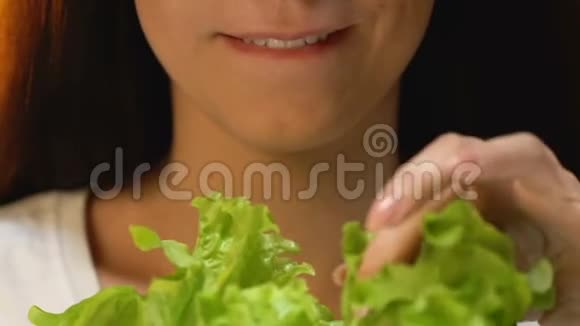 女人吃新鲜生菜微笑素食避免荤食视频的预览图