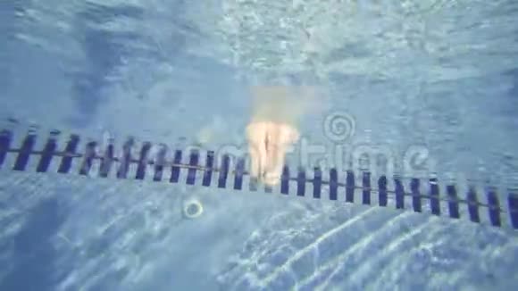 女孩跳进深蓝色的游泳池视频的预览图