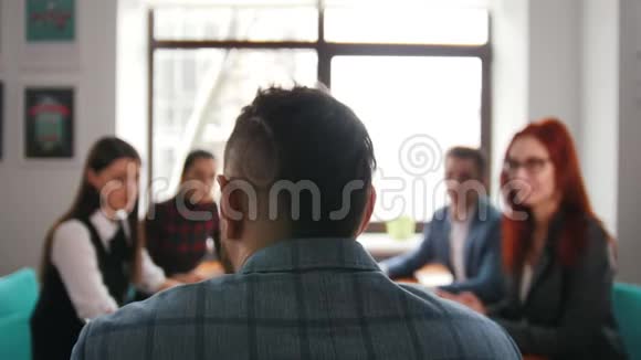 商业概念一位愤怒的首领坐在会议上把文件扔到桌子上视频的预览图