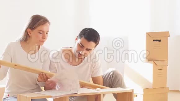 年轻夫妇带着指示在新房子里安装家具视频的预览图