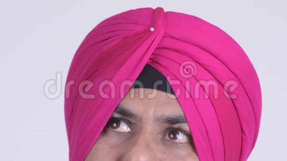 印度锡克人戴着头巾思考和抬头的眼睛视频的预览图