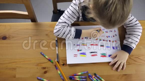 女孩用彩色铅笔画旗子视频的预览图