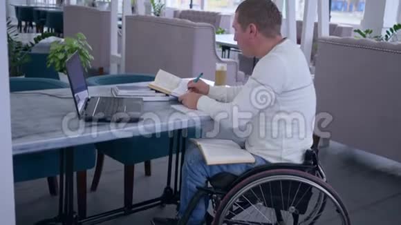 残疾生病学生轮椅上男的电子学习利用现代计算机技术远程在线学习视频的预览图