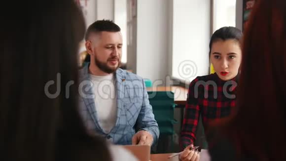 办公室里的商务谈话一个长胡子的男人和一个年轻的女人在说话视频的预览图