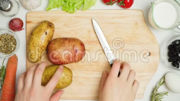 新鲜土豆剥皮视频视频的预览图