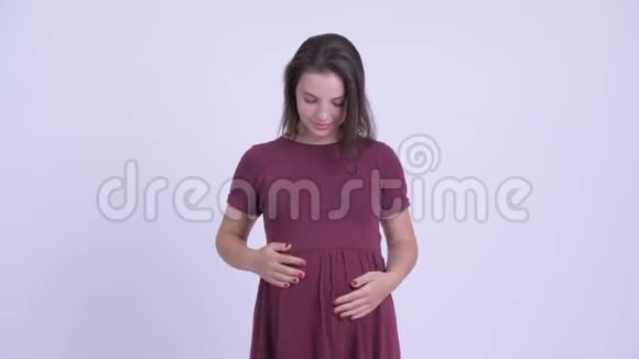 年轻迷茫的孕妇在竖起大拇指和大拇指之间做出选择视频的预览图