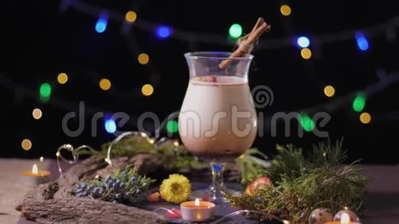 家庭自制传统的圣诞蛋酒杯与地面肉豆蔻和肉桂装饰圣诞树和视频的预览图