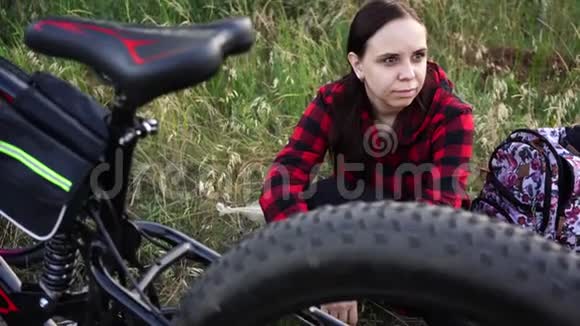骑自行车后休息的女人女性在户外休息视频的预览图