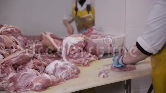 食品工业肉类加工肉制品厂割猪肉的屠夫视频的预览图