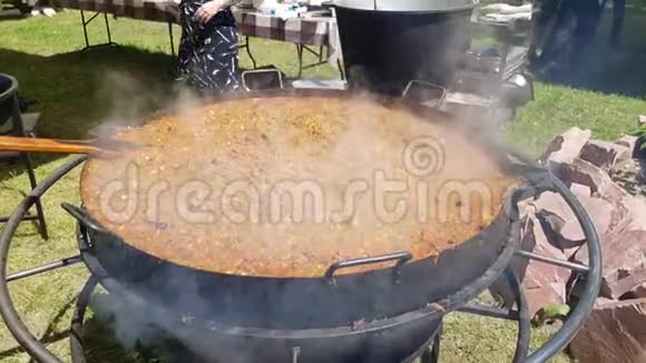 在平底锅里吃辣的大饼视频的预览图