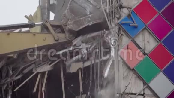 用挖掘机在钢架上毁坏电影院大楼视频的预览图