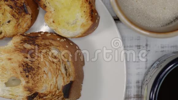 早餐用黄油和面包视频的预览图