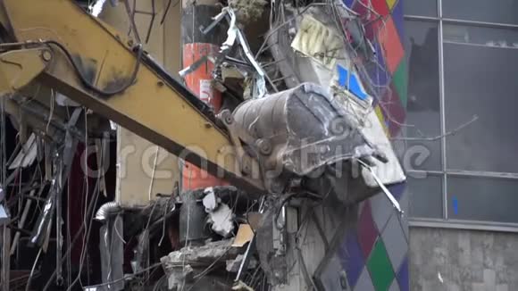 用挖掘机在钢架上毁坏电影院大楼视频的预览图